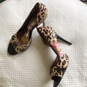 Woman’s shoes size 8.